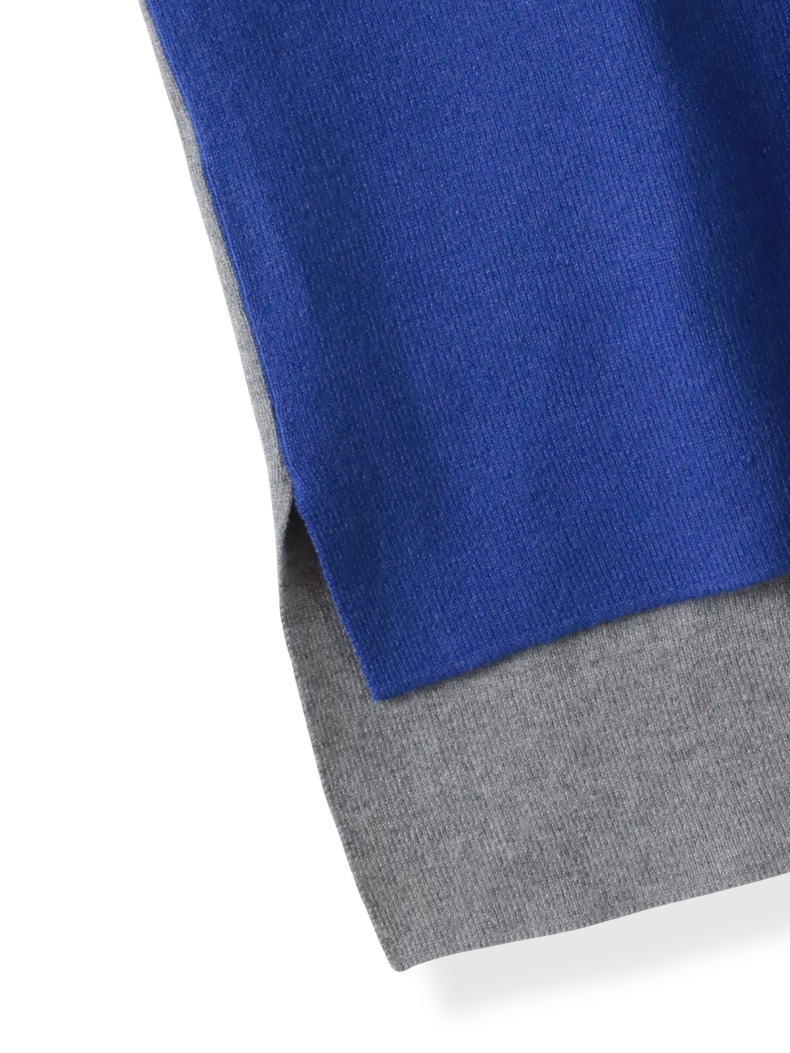 【WEB限定】”前後で印象が変わる”ドルマンバイカラーニット