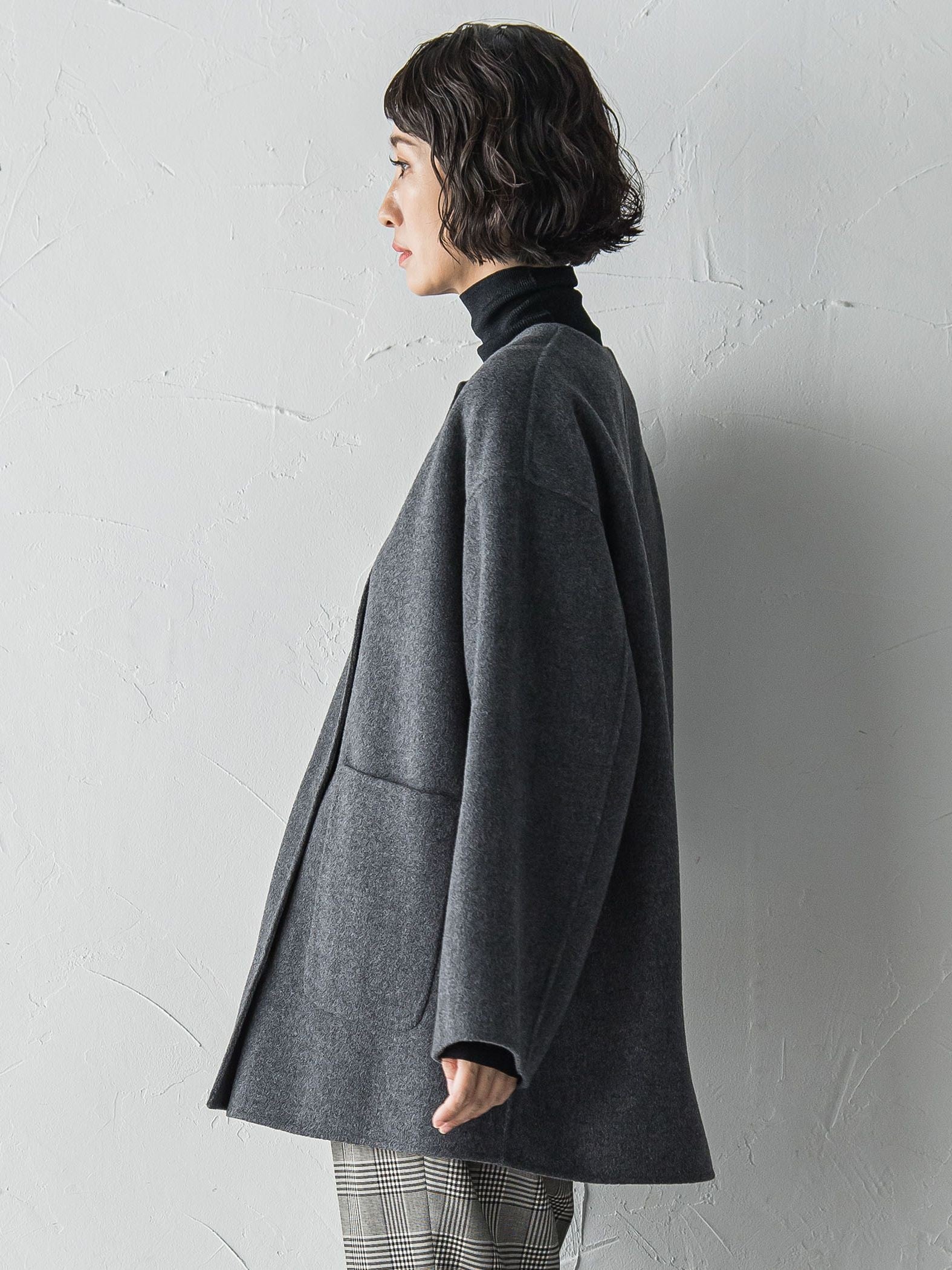 <極>”軽さと贅沢なぬくもり”ノーカラーリバーコート