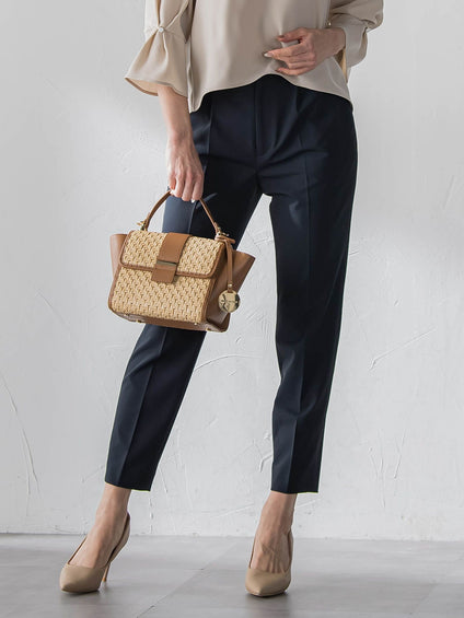 美シルエットテーパードパンツ