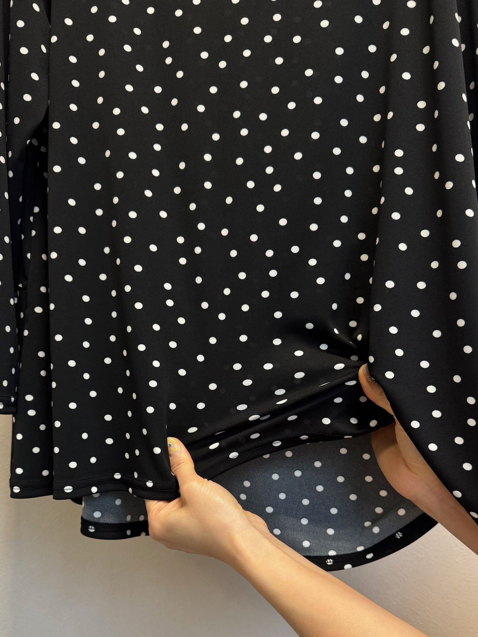 “ブラウスのように着られる”さらさらストレッチトップス