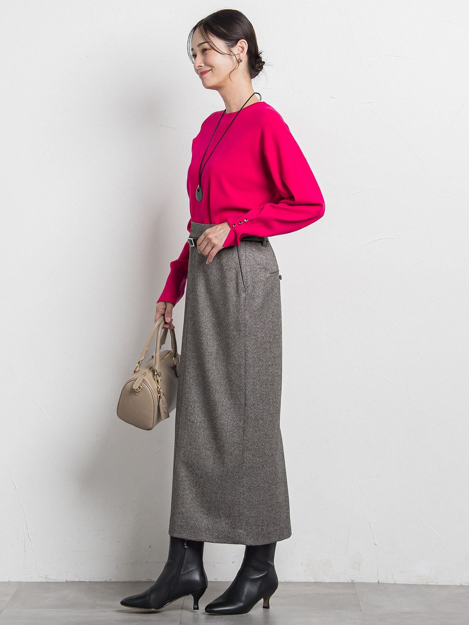 袖ボタンクルーネックニット