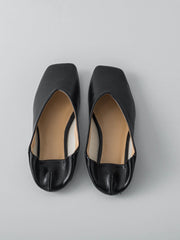 Vカットパンプス