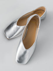 Vカットパンプス