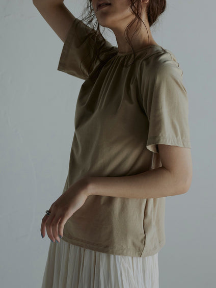 【雑誌掲載】大人の肌見せでアップデート バックシャンＴシャツ