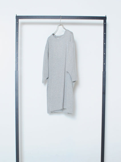ゆるさの中に見せる女らしさ オープンバックＴシャツ