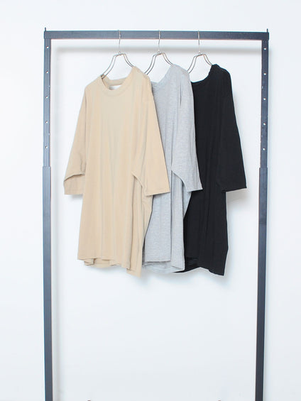 ゆるさの中に見せる女らしさ オープンバックＴシャツ