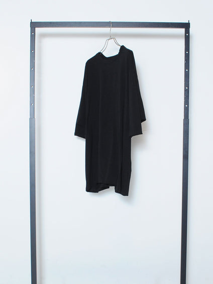 ゆるさの中に見せる女らしさ オープンバックＴシャツ