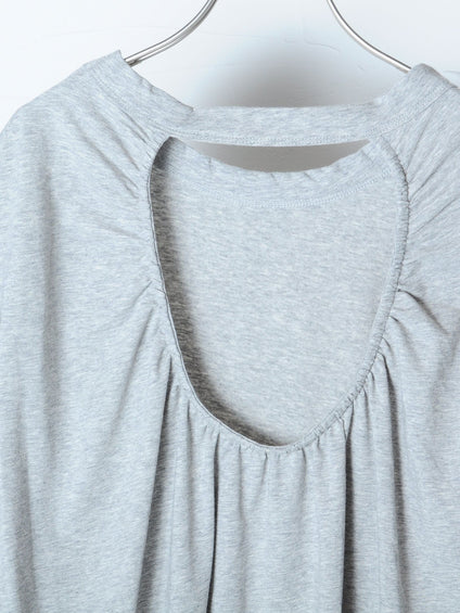 ゆるさの中に見せる女らしさ オープンバックＴシャツ