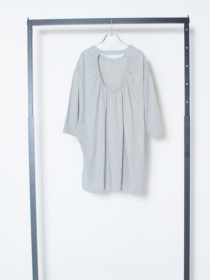 ゆるさの中に見せる女らしさ オープンバックＴシャツ