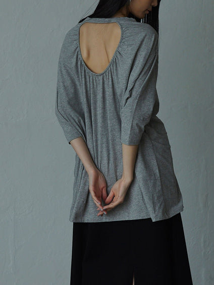 ゆるさの中に見せる女らしさ オープンバックＴシャツ