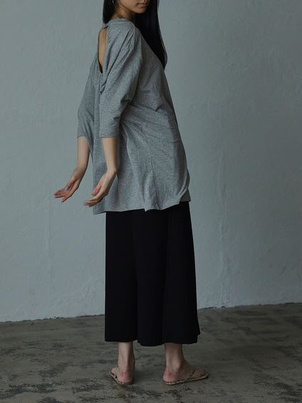 ゆるさの中に見せる女らしさ オープンバックＴシャツ
