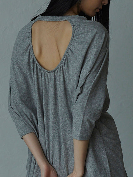 ゆるさの中に見せる女らしさ オープンバックＴシャツ
